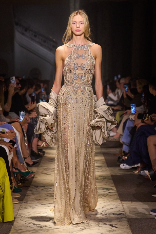 مجموعة إيلي صعب للهوت كوتور تحاكي استثنائية المرأة في باريس