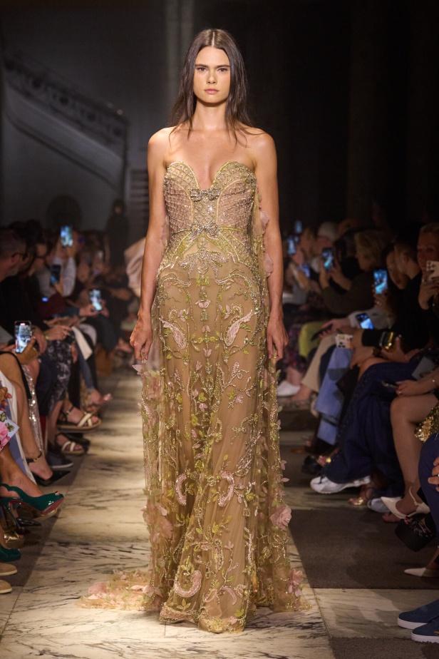 مجموعة إيلي صعب للهوت كوتور تحاكي استثنائية المرأة في باريس