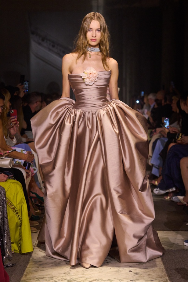 مجموعة إيلي صعب للهوت كوتور تحاكي استثنائية المرأة في باريس