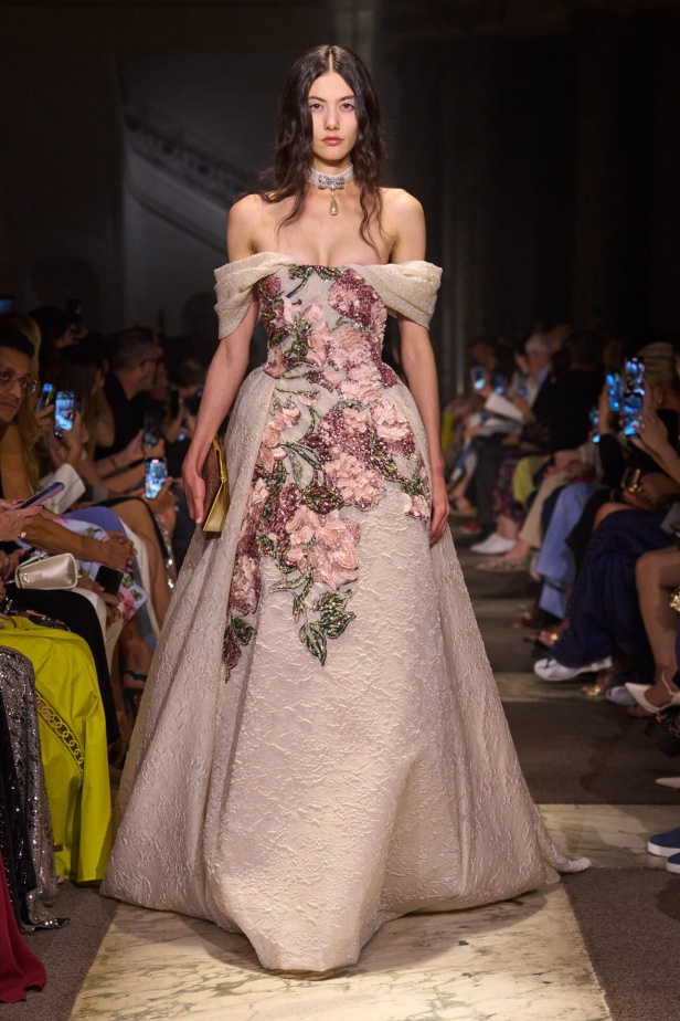 مجموعة إيلي صعب للهوت كوتور تحاكي استثنائية المرأة في باريس