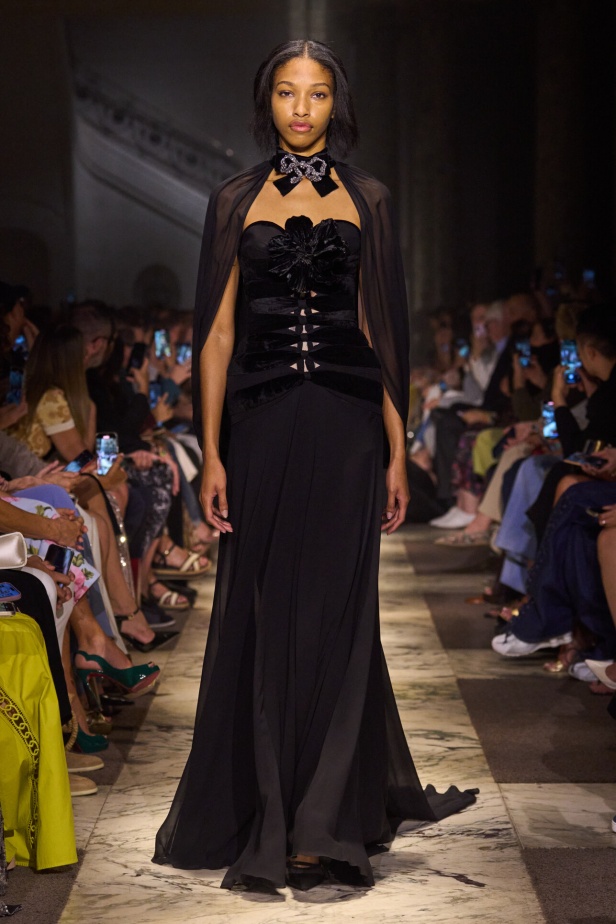 مجموعة إيلي صعب للهوت كوتور تحاكي استثنائية المرأة في باريس