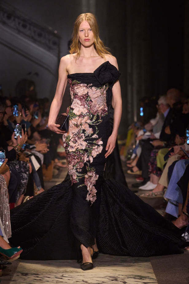 مجموعة إيلي صعب للهوت كوتور تحاكي استثنائية المرأة في باريس