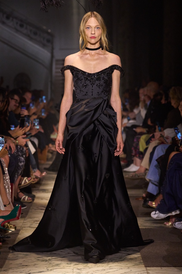 مجموعة إيلي صعب للهوت كوتور تحاكي استثنائية المرأة في باريس