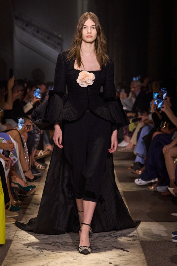 مجموعة إيلي صعب للهوت كوتور تحاكي استثنائية المرأة في باريس