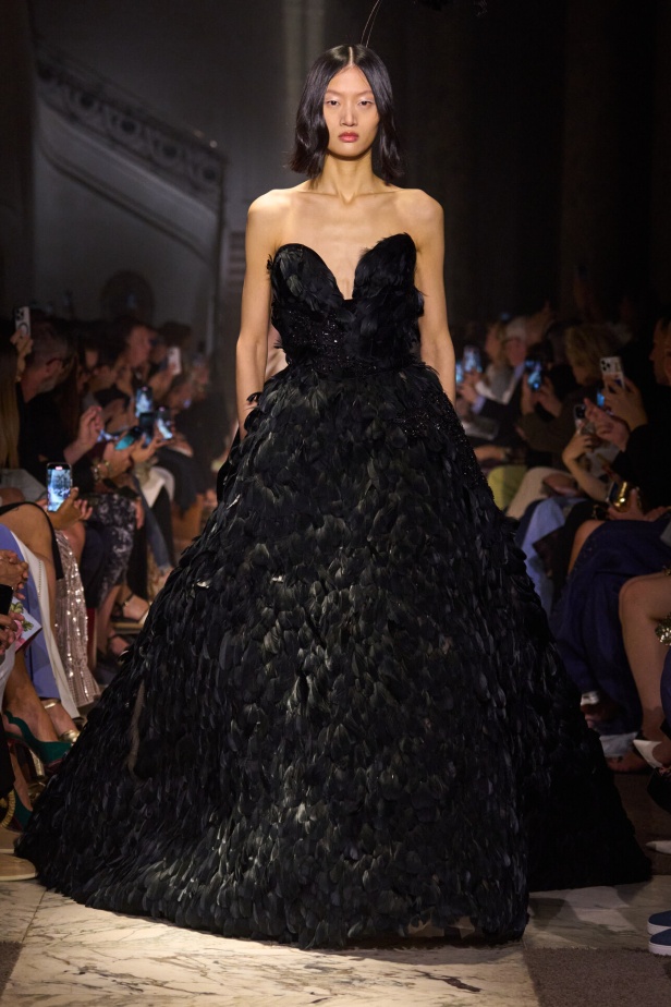 مجموعة إيلي صعب للهوت كوتور تحاكي استثنائية المرأة في باريس