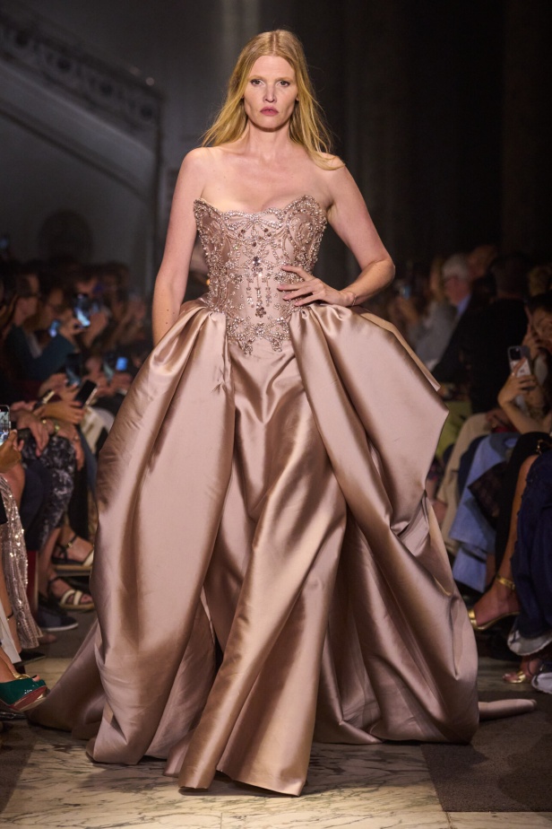 مجموعة إيلي صعب للهوت كوتور تحاكي استثنائية المرأة في باريس