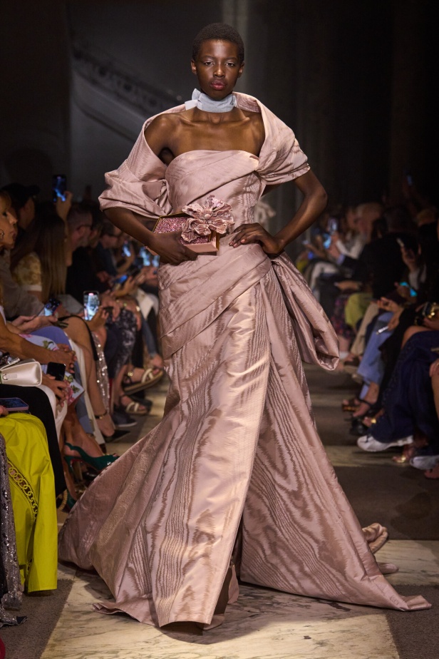 مجموعة إيلي صعب للهوت كوتور تحاكي استثنائية المرأة في باريس