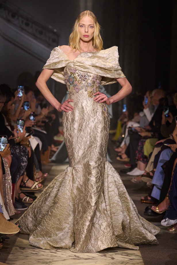 مجموعة إيلي صعب للهوت كوتور تحاكي استثنائية المرأة في باريس