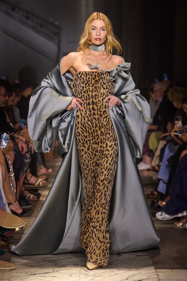 مجموعة إيلي صعب للهوت كوتور تحاكي استثنائية المرأة في باريس