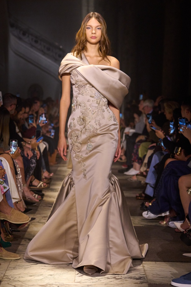 مجموعة إيلي صعب للهوت كوتور تحاكي استثنائية المرأة في باريس