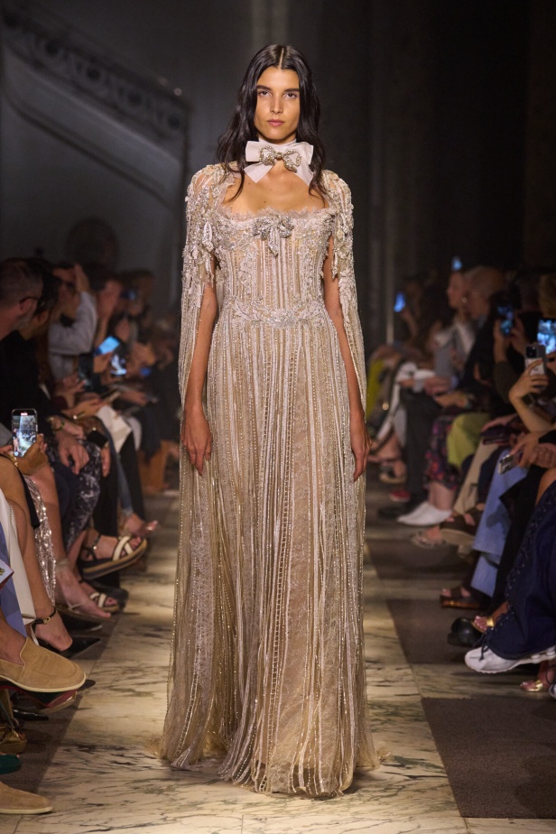 مجموعة إيلي صعب للهوت كوتور تحاكي استثنائية المرأة في باريس