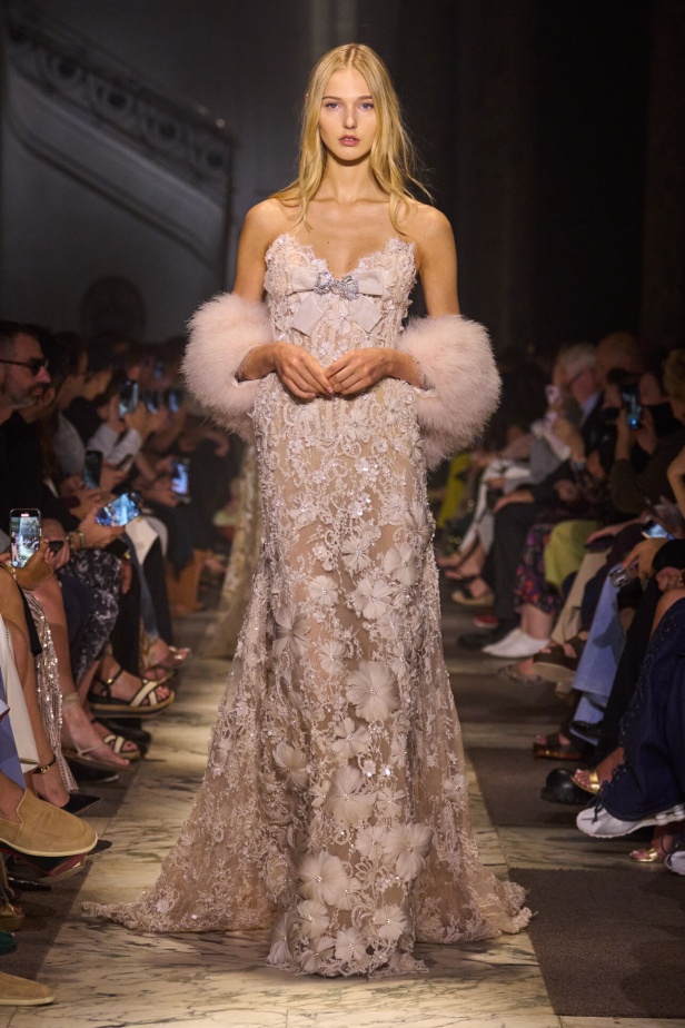 مجموعة إيلي صعب للهوت كوتور تحاكي استثنائية المرأة في باريس