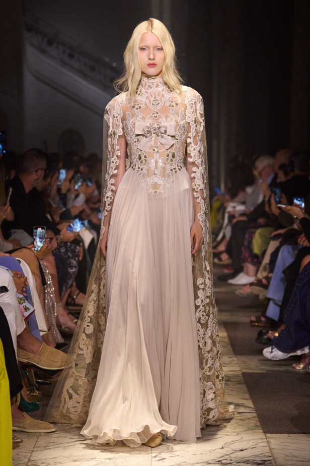 مجموعة إيلي صعب للهوت كوتور تحاكي استثنائية المرأة في باريس