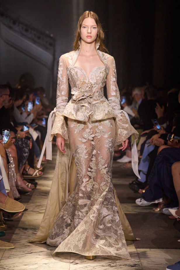 مجموعة إيلي صعب للهوت كوتور تحاكي استثنائية المرأة في باريس