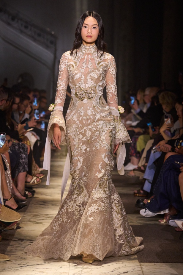 مجموعة إيلي صعب للهوت كوتور تحاكي استثنائية المرأة في باريس