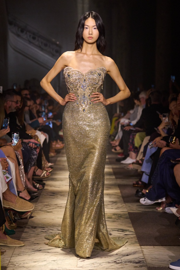 مجموعة إيلي صعب للهوت كوتور تحاكي استثنائية المرأة في باريس