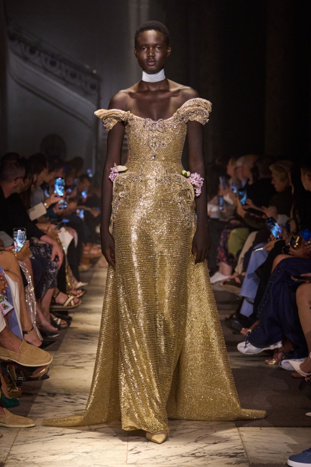 مجموعة إيلي صعب للهوت كوتور تحاكي استثنائية المرأة في باريس