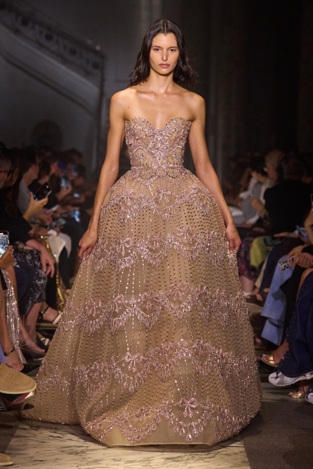 مجموعة إيلي صعب للهوت كوتور تحاكي استثنائية المرأة في باريس