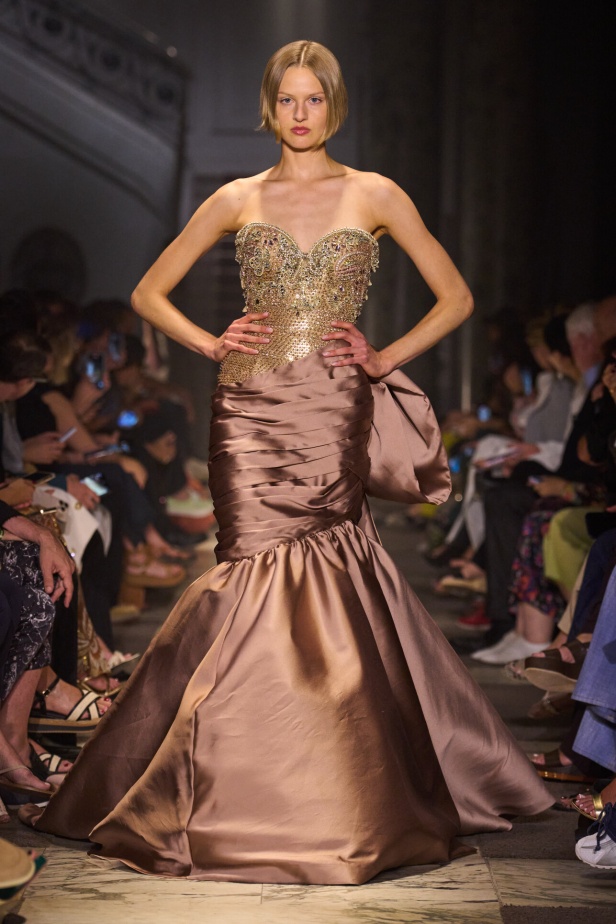 مجموعة إيلي صعب للهوت كوتور تحاكي استثنائية المرأة في باريس