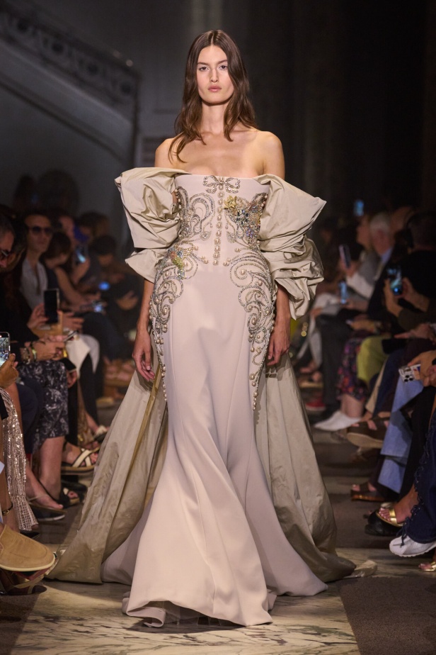 مجموعة إيلي صعب للهوت كوتور تحاكي استثنائية المرأة في باريس