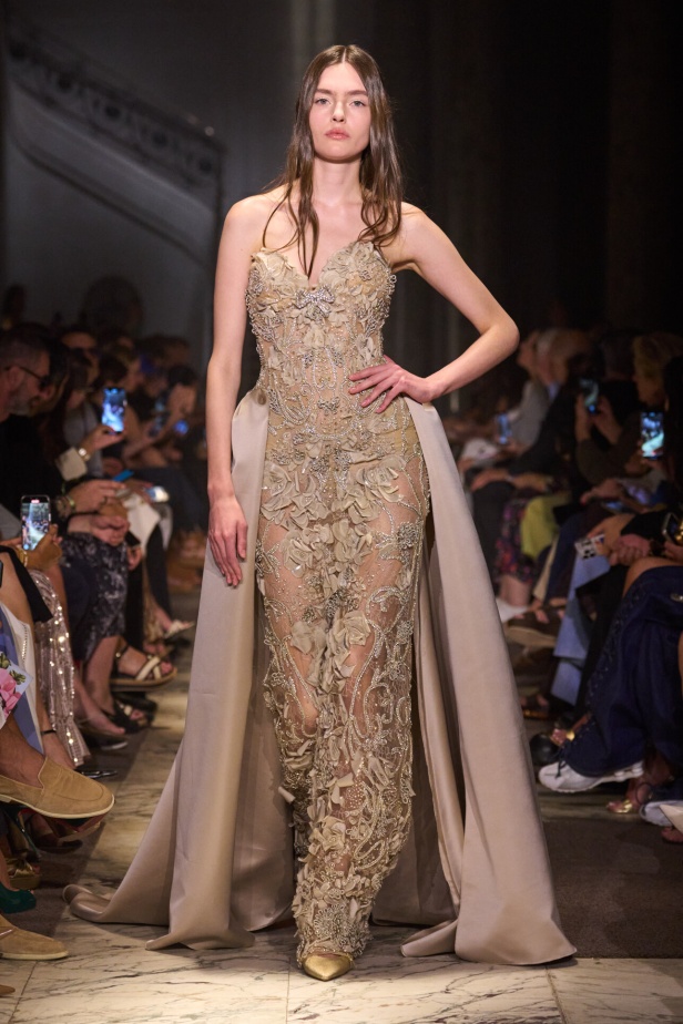 مجموعة إيلي صعب للهوت كوتور تحاكي استثنائية المرأة في باريس