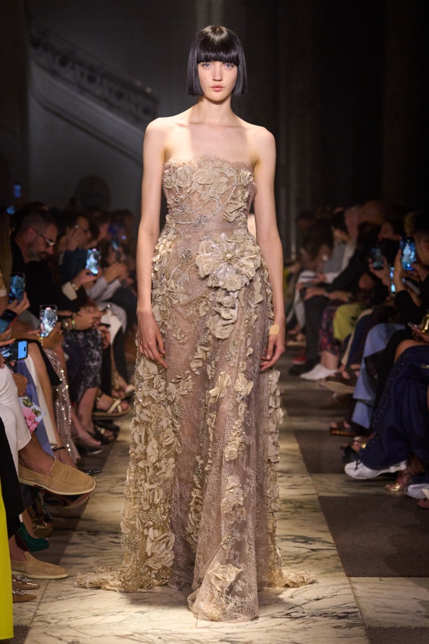 مجموعة إيلي صعب للهوت كوتور تحاكي استثنائية المرأة في باريس