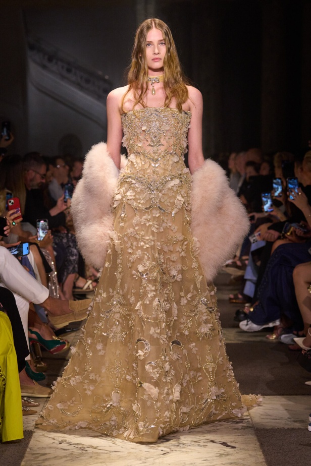 مجموعة إيلي صعب للهوت كوتور تحاكي استثنائية المرأة في باريس