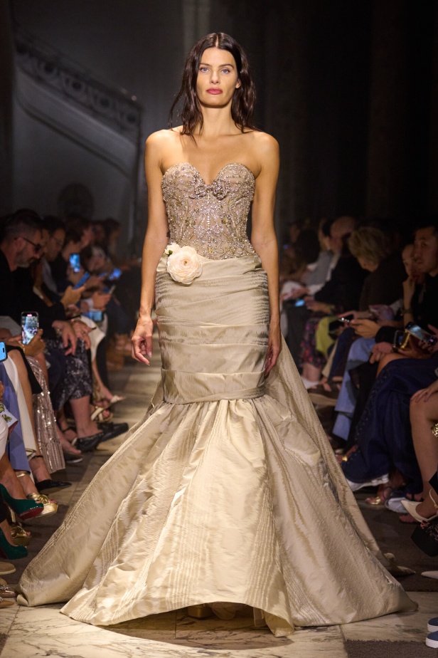 مجموعة إيلي صعب للهوت كوتور تحاكي استثنائية المرأة في باريس