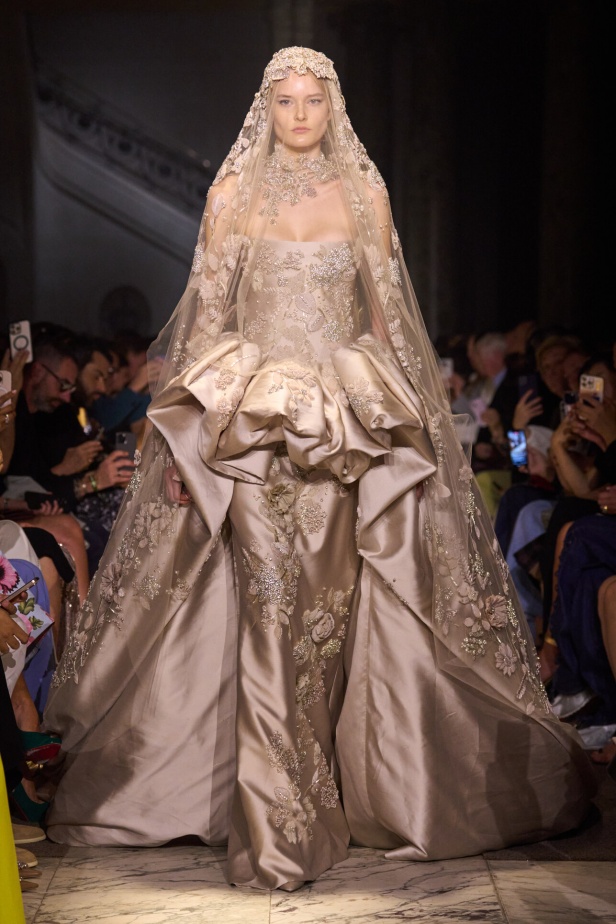 مجموعة إيلي صعب للهوت كوتور تحاكي استثنائية المرأة في باريس