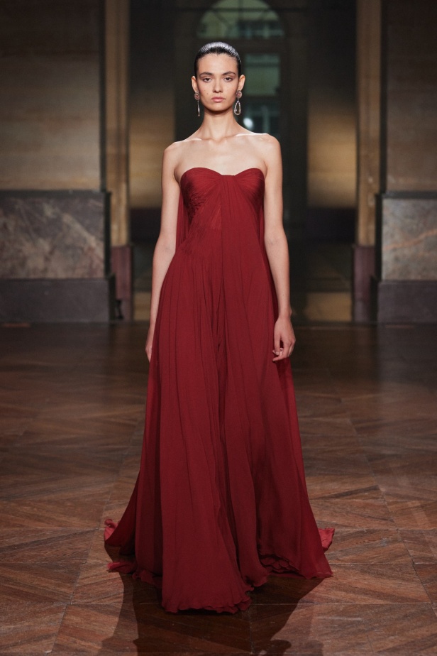 مجموعة جورج حبيقة "النظام الجديد" لخريف وشتاء 2025-2026.. عندما ينتصر الجمال على الفوضى (فيديو)