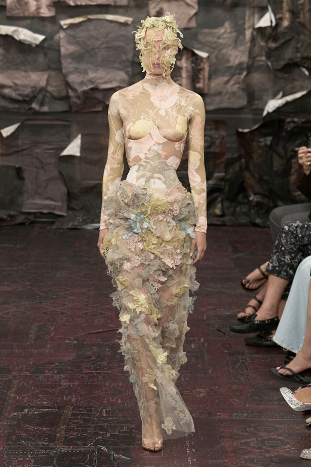 مجموعة ميزون مارجيلا للأزياء الراقية لخريف وشتاء 2026: بداية جديدة تحت قيادة غلين مارتنز