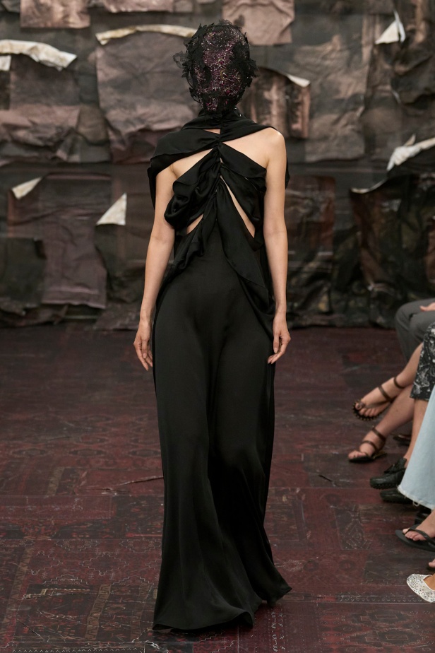 مجموعة ميزون مارجيلا للأزياء الراقية لخريف وشتاء 2026: بداية جديدة تحت قيادة غلين مارتنز