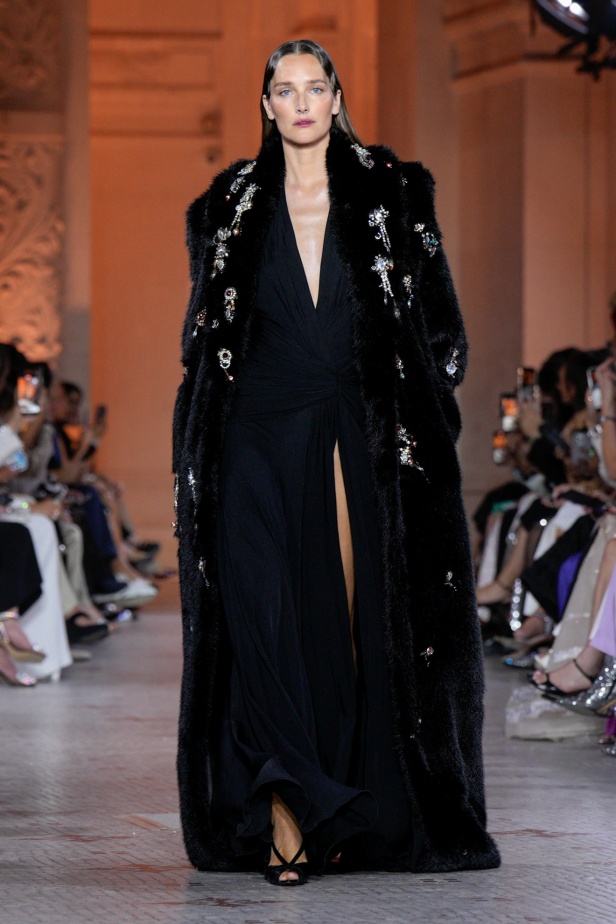 مجموعة Zuhair Murad الراقية لخريف وشتاء 2025