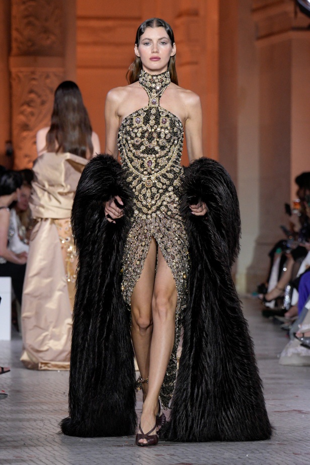 مجموعة Zuhair Murad الراقية لخريف وشتاء 2025