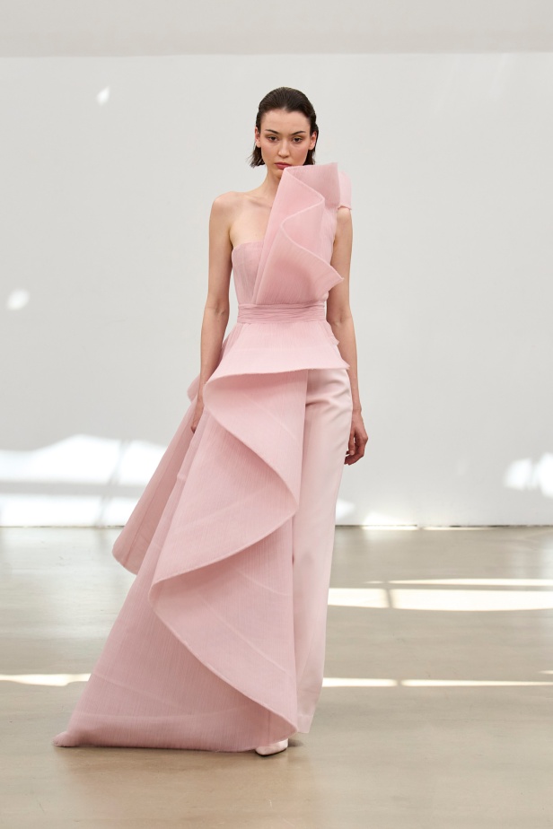 "حين تمشي دمشق على خشبة باريس"... رامي العلي يتحدّث لـ"هي" عن مجموعته لخريف وشتاء 2025 للأزياء الراقية: تقدير كبير ومسؤولية مضاعفة (فيديو)