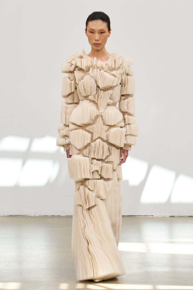 "حين تمشي دمشق على خشبة باريس"... رامي العلي يتحدّث لـ"هي" عن مجموعته لخريف وشتاء 2025 للأزياء الراقية: تقدير كبير ومسؤولية مضاعفة (فيديو)