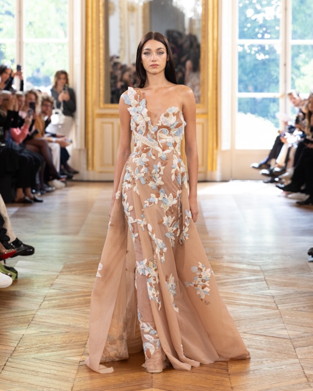 طوني ورد يستوحي مجموعة الأزياء الراقية من التنكر الغامض ويقول لـ"هي": بعض الفساتين استغرقت أكثر من 500 ساعة عمل يدوي (فيديو)