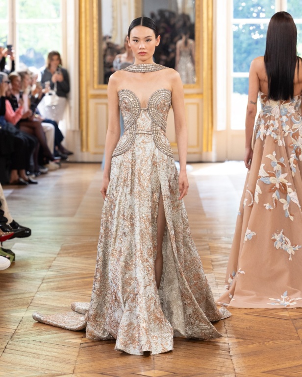 طوني ورد يستوحي مجموعة الأزياء الراقية من التنكر الغامض ويقول لـ"هي": بعض الفساتين استغرقت أكثر من 500 ساعة عمل يدوي (فيديو)