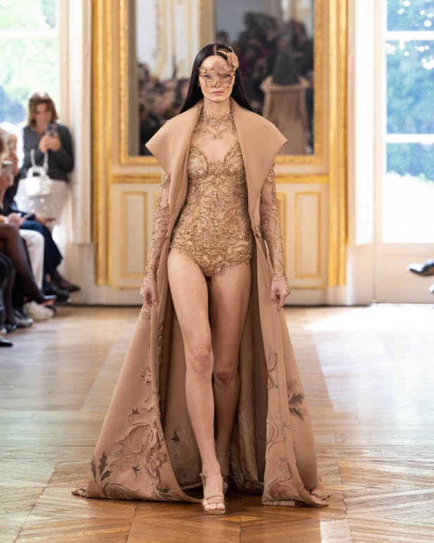 طوني ورد يستوحي مجموعة الأزياء الراقية من التنكر الغامض ويقول لـ"هي": بعض الفساتين استغرقت أكثر من 500 ساعة عمل يدوي (فيديو)