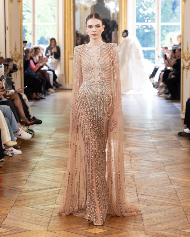 طوني ورد يستوحي مجموعة الأزياء الراقية من التنكر الغامض ويقول لـ"هي": بعض الفساتين استغرقت أكثر من 500 ساعة عمل يدوي (فيديو)