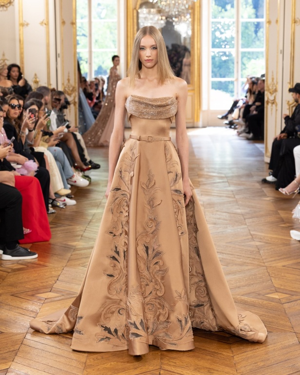 طوني ورد يستوحي مجموعة الأزياء الراقية من التنكر الغامض ويقول لـ"هي": بعض الفساتين استغرقت أكثر من 500 ساعة عمل يدوي (فيديو)