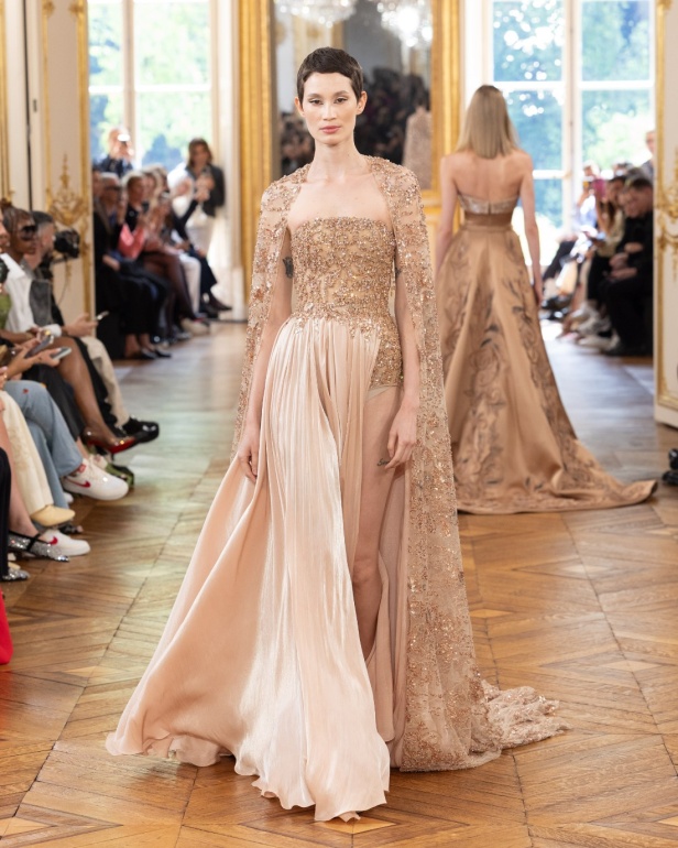 طوني ورد يستوحي مجموعة الأزياء الراقية من التنكر الغامض ويقول لـ"هي": بعض الفساتين استغرقت أكثر من 500 ساعة عمل يدوي (فيديو)