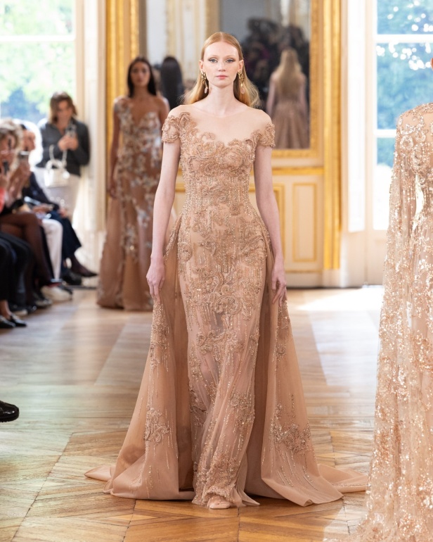 طوني ورد يستوحي مجموعة الأزياء الراقية من التنكر الغامض ويقول لـ"هي": بعض الفساتين استغرقت أكثر من 500 ساعة عمل يدوي (فيديو)