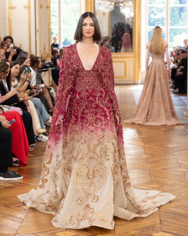 طوني ورد يستوحي مجموعة الأزياء الراقية من التنكر الغامض ويقول لـ"هي": بعض الفساتين استغرقت أكثر من 500 ساعة عمل يدوي (فيديو)