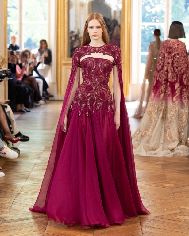 طوني ورد يستوحي مجموعة الأزياء الراقية من التنكر الغامض ويقول لـ"هي": بعض الفساتين استغرقت أكثر من 500 ساعة عمل يدوي (فيديو)