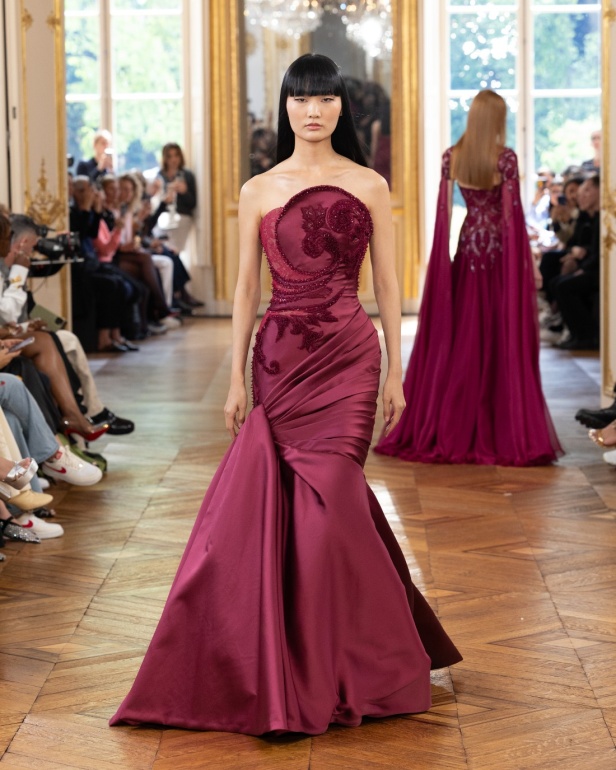 طوني ورد يستوحي مجموعة الأزياء الراقية من التنكر الغامض ويقول لـ"هي": بعض الفساتين استغرقت أكثر من 500 ساعة عمل يدوي (فيديو)