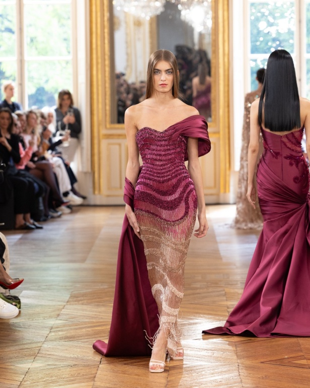 طوني ورد يستوحي مجموعة الأزياء الراقية من التنكر الغامض ويقول لـ"هي": بعض الفساتين استغرقت أكثر من 500 ساعة عمل يدوي (فيديو)