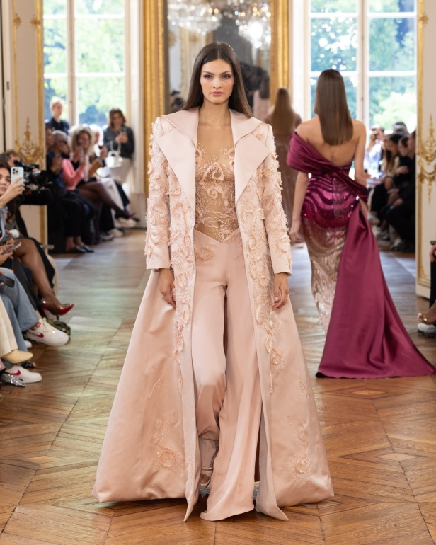 طوني ورد يستوحي مجموعة الأزياء الراقية من التنكر الغامض ويقول لـ"هي": بعض الفساتين استغرقت أكثر من 500 ساعة عمل يدوي (فيديو)