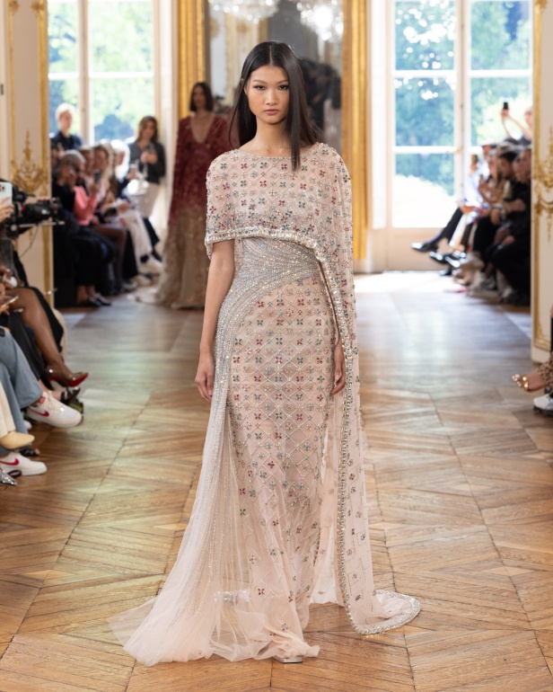 طوني ورد يستوحي مجموعة الأزياء الراقية من التنكر الغامض ويقول لـ"هي": بعض الفساتين استغرقت أكثر من 500 ساعة عمل يدوي (فيديو)