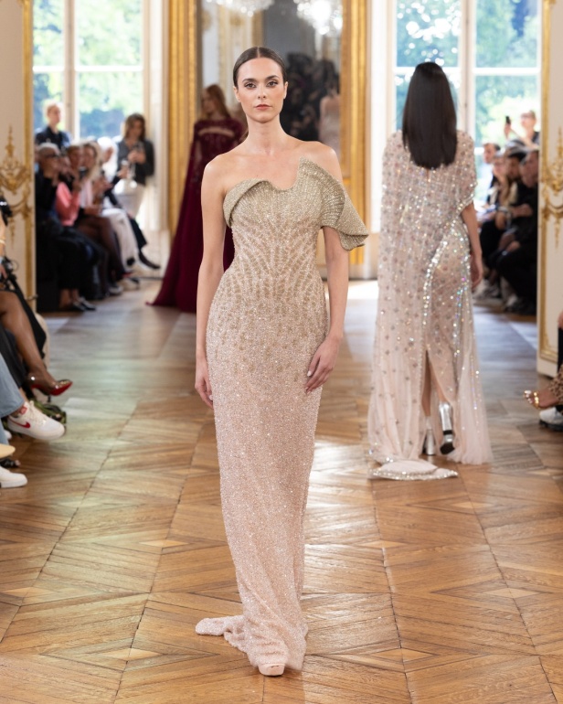 طوني ورد يستوحي مجموعة الأزياء الراقية من التنكر الغامض ويقول لـ"هي": بعض الفساتين استغرقت أكثر من 500 ساعة عمل يدوي (فيديو)